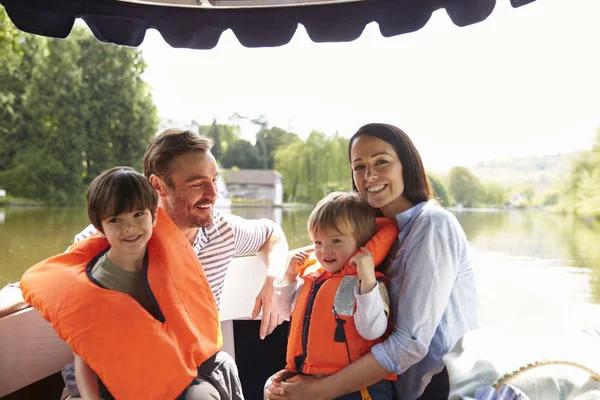 Семья, наслаждаясь день вне в лодке Стоковая Картинка