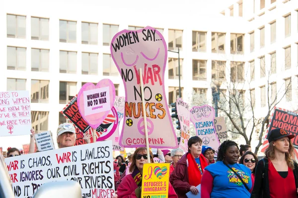 Протестующие на Международный женский день — стоковое фото
