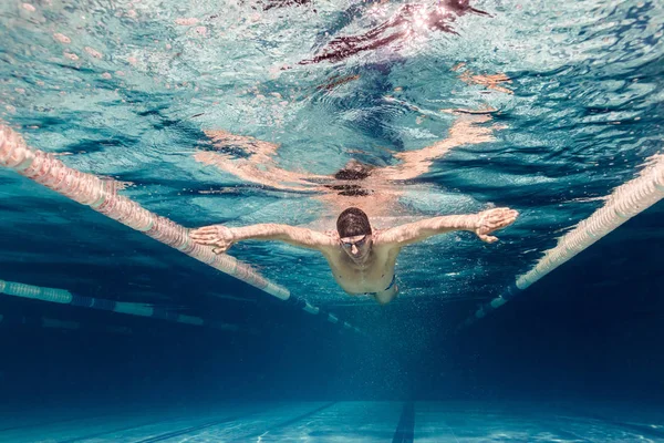 Подводная Фотография Молодой Пловец Шапку Очки Обучение Бассейне — стоковое фото