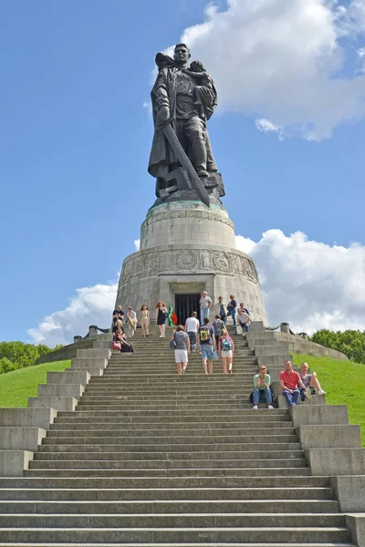 Берлин, Германия - 13 августа 2017: Памятник солдату-освободителю в летний день. Treptov парк Лицензионные Стоковые Изображения