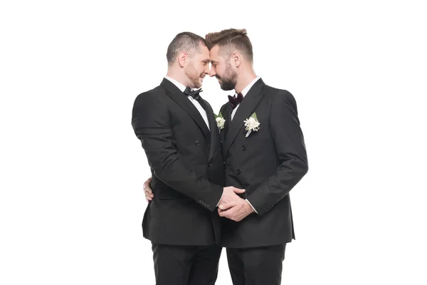 Гомосексуальная пара в костюмах, способных поцеловать — стоковое фото