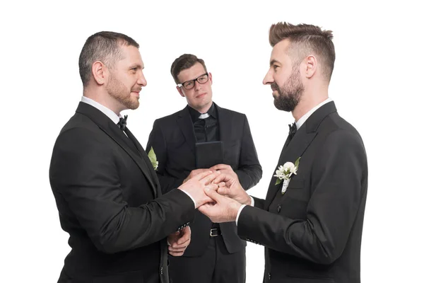 Гомосексуальные пары обмениваются кольцами на свадьбе — стоковое фото