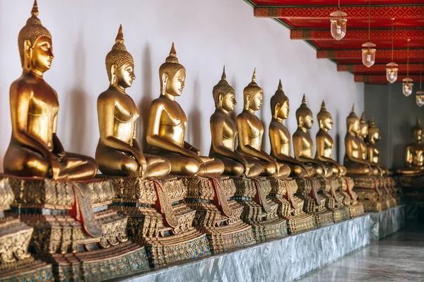 Ряд золотых будд Стоковое Изображение