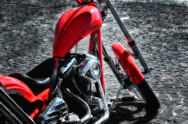 Мотоцикл на поверхности кирпича — стоковое фото