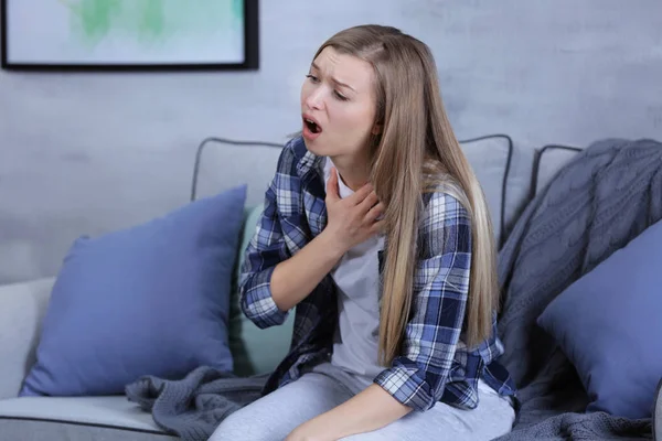 Больные молодая женщина, кашель у себя дома — стоковое фото