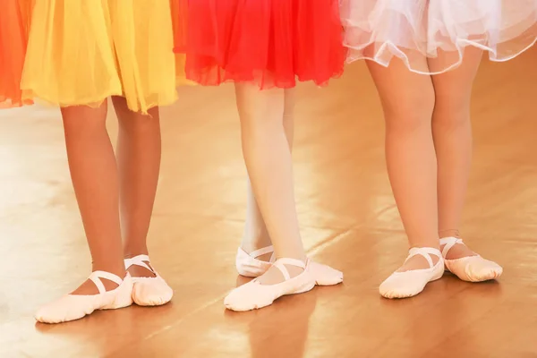 Маленьких балерин в танцевальной студии — стоковое фото