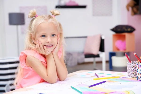 Милая маленькая девочка позирует с карандашом рисунки на дому — стоковое фото
