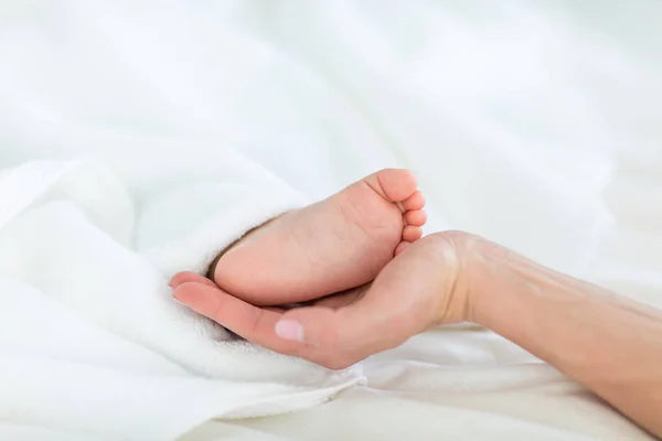 Мать, держащая ногой ребенка Лицензионные Стоковые Фото