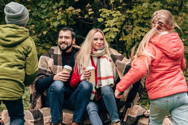 Семья с кофе пойти в парк — стоковое фото