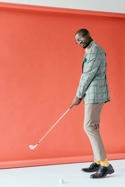 Модным Афро Американских Человек Игра Гольф Красном — стоковое фото