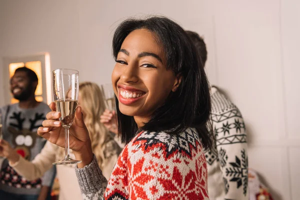Афро-американских женщина с бокалом шампанского — стоковое фото