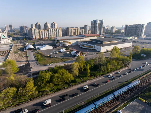 Международный выставочный центр и Киевский городской пейзаж — стоковое фото