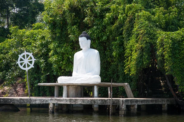 Статуя Будды на берегу реки Стоковая Картинка