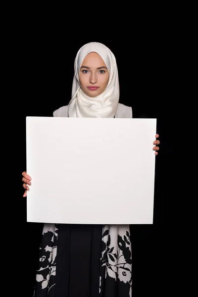 Мусульманская женщина Холдинг пустой Совет — стоковое фото