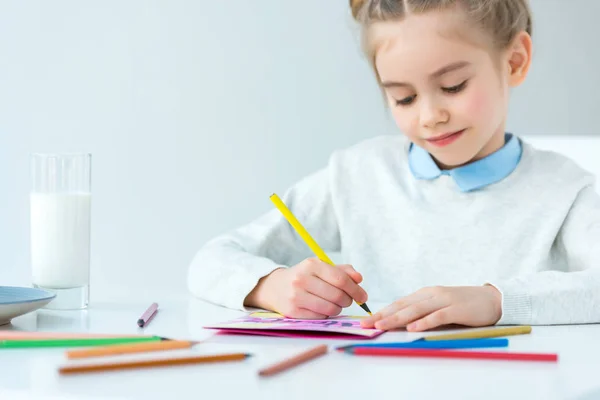 Портрет Рисование Детские Поздравительная Открытка Матери Красочных Карандаши Столом Матери — стоковое фото