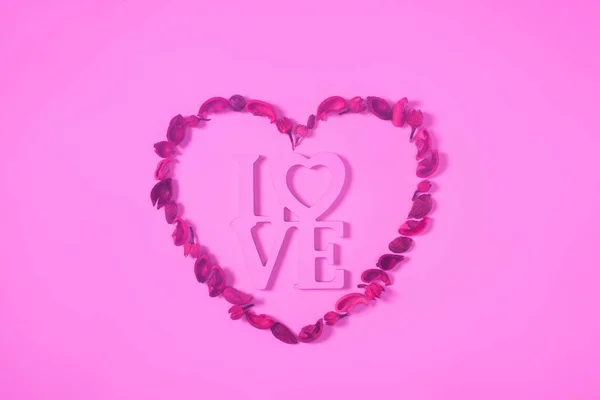 Вид Сверху Сердца Сухофруктов Слова Любви Изолированные Розовый — стоковое фото