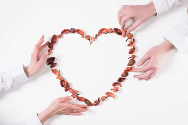 Обрезанное Изображение Пары Делая Сердце Сушеных Плодов День Святого Валентина — стоковое фото