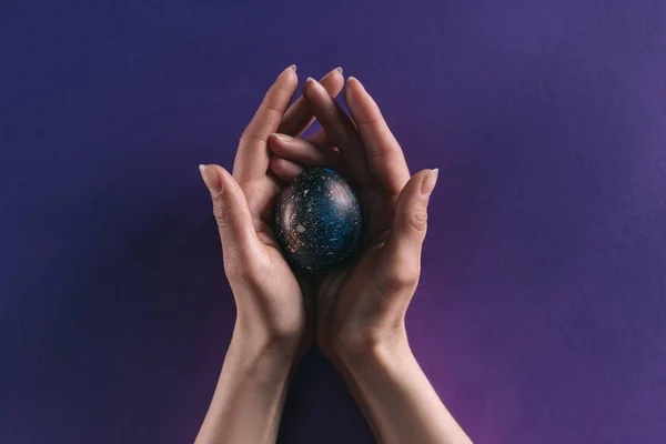 Обрезанное Изображение Женщины Держащей Окрашенные Пасхальное Яйцо Фиолетовый Поверхностью Стоковое Фото