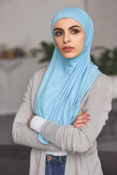 Красивые Серьезные Мусульманская Женщина Хиджабе Стоять Скрещенными Руками Глядя Дому — стоковое фото