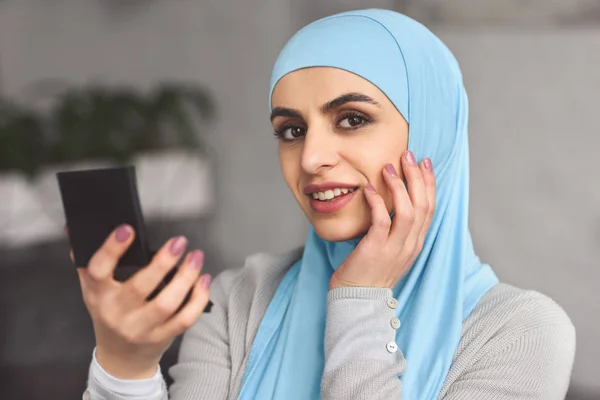 Улыбающийся Красивый Мусульманской Женщины Хиджаб Холдинг Зеркало Дому — стоковое фото