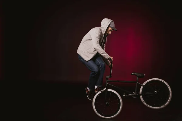 Велосипедист bmx, выполняющий трюк — стоковое фото