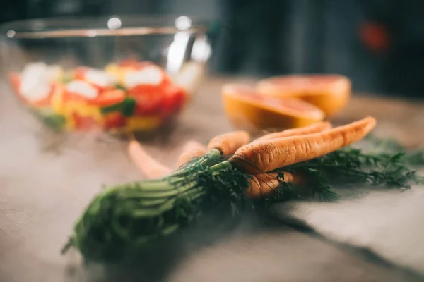 Спелый Морковь Деревянный Стол Овощами Размытие Фона — стоковое фото