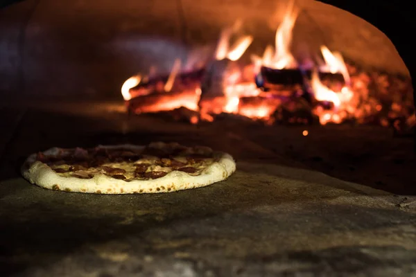 Крупным Планом Зрения Итальянской Пиццы Выпечка Печи Ресторане — стоковое фото