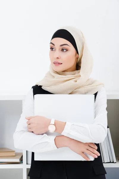 Портрет Задумчивый Арабский Бизнесмен Хиджаб Папкой Руках Офисе — стоковое фото