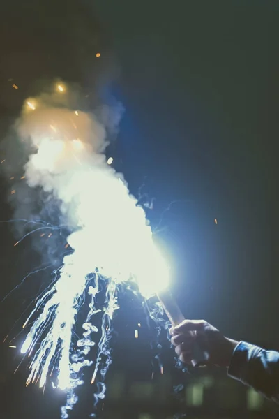 Обрезанный Вид Мужской Руки Дымовой Искры Ночью — стоковое фото