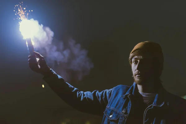 Человек Holsing Дымовая Шашка Искры Ночью — стоковое фото