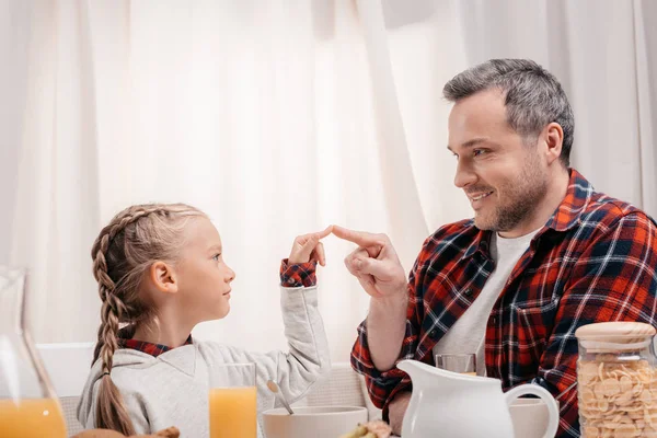 Отец и дочь, Завтрак — стоковое фото