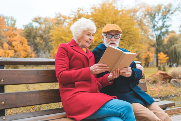 Книга чтения пара в парке — стоковое фото