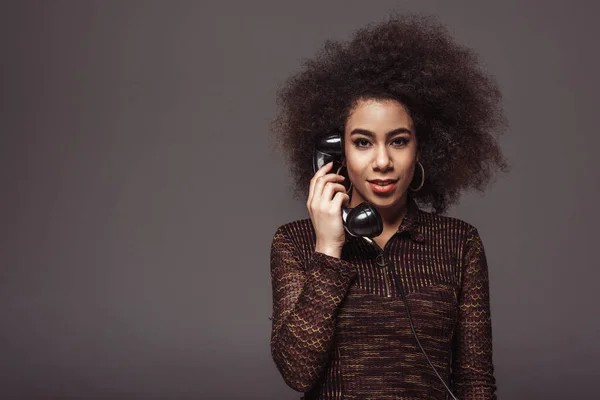 Афро Американских Ретро Стиле Девушка Говорить Винтаж Стационарный Телефон Изолированные Стоковое Фото