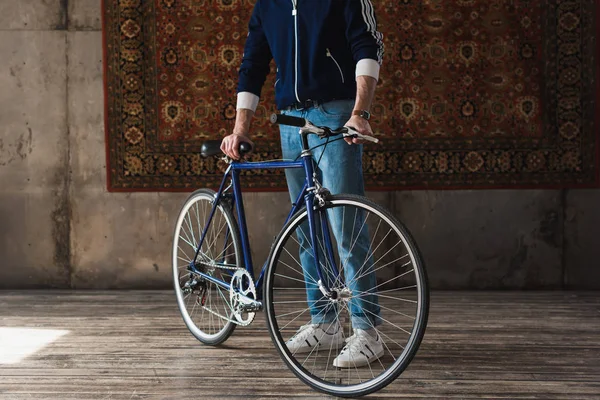 Обрезать Снимок Человека Винтажной Одежды Дорожного Велосипеда Перед Ковёр Висящий Лицензионные Стоковые Изображения