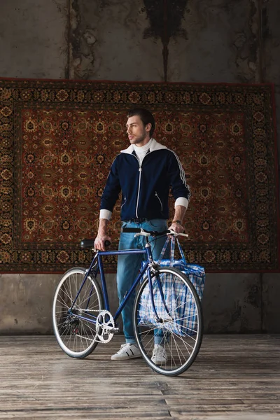 Красивый Молодой Человек Винтажной Одежды Дорожного Велосипеда Мешок Перед Ковёр Стоковая Картинка