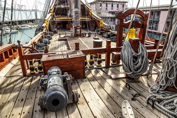 Деревянные пиратский корабль в порту Генуя — стоковое фото