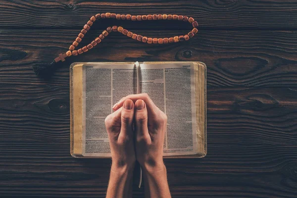 Обрезанное Изображение Христианских Женщины Молятся Библии — стоковое фото