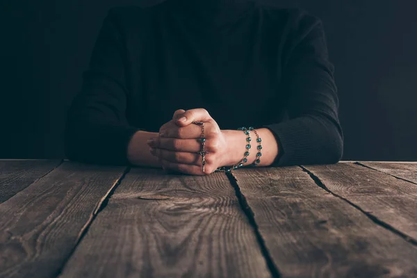 Обрезанное Изображение Монахиня Сидя Столом Четок Молиться — стоковое фото