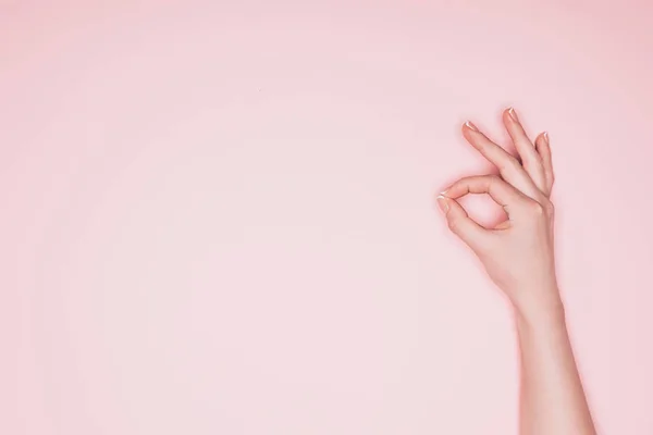 Обрезанный Снимок Женщины Показаны Хорошо Знаком Изолированные Розовый — стоковое фото