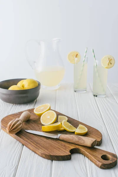 Крупным Планом Зрения Лимонов Нож Деревянный Пестик Разделочную Доску Лимонада — стоковое фото