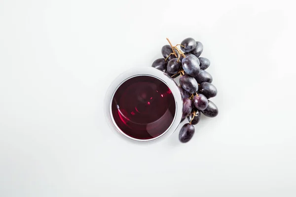 Красное вино в стеклянных и виноград — стоковое фото