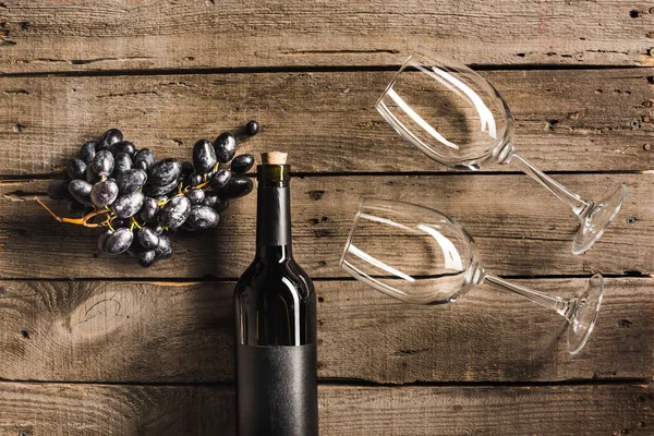 Красное вино с винограда и рюмки — стоковое фото