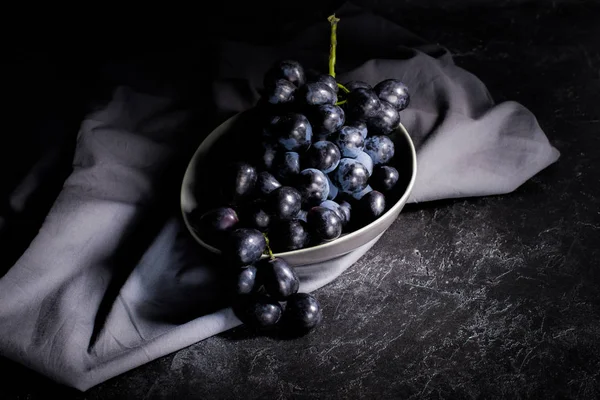 Спелый виноград в миске — стоковое фото