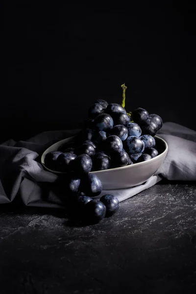 Спелый виноград в миске — стоковое фото