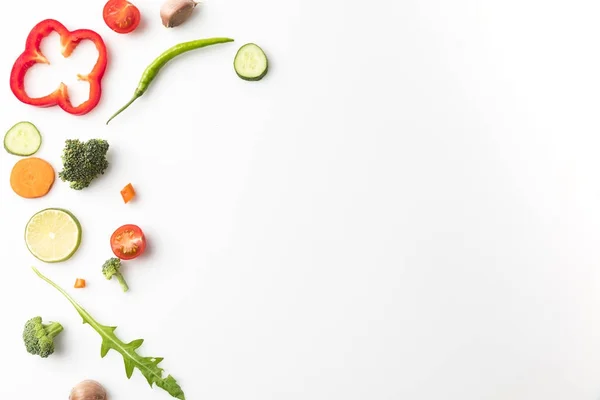 Нарезанные овощи для салата — стоковое фото