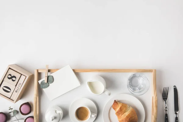 Плоские Лежал Чашки Кофе Круассанами Завтрак Подносе Белый Настольная — стоковое фото