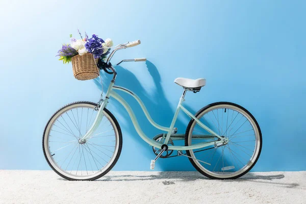Вид Сбоку Велосипедов Цветами Корзину Перед Голубой Стене — стоковое фото