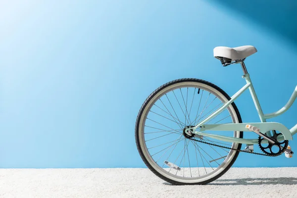 Вернуться Колеса Велосипедов Стоя Ковер Перед Голубой Стене — стоковое фото