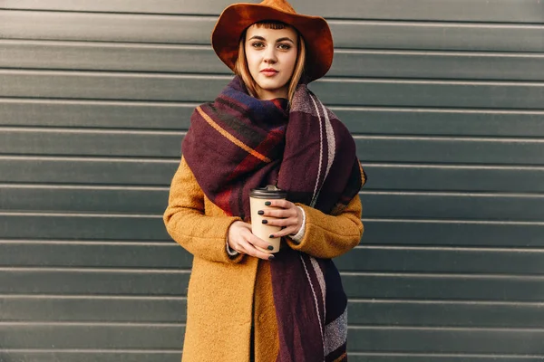 Портрет Задумчивый Женщины Пойти Улице Осенние Куртка Кофе — стоковое фото