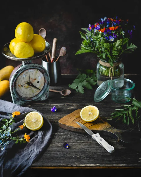 Кухонные весы и разделочная доска с лимонами Стоковая Картинка